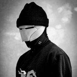 Porträt von Lance Butters, schwarz gekleidet und mit Maske
