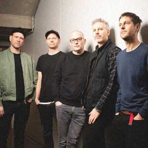 Die Band Captain Planet steht zusammen und schaut in die Kamera