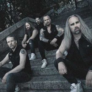 Omnium Gatherum sitzen draußen auf einer Treppe