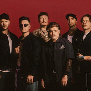 Die Band Our Promise vor rotem Hintergrund