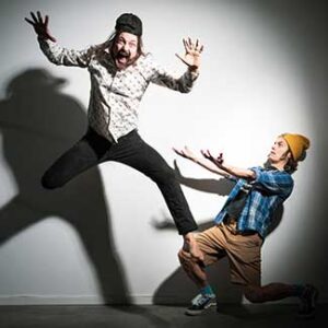 Die Truckfighters springend und knieend im Porträt vor einer weißen Wand