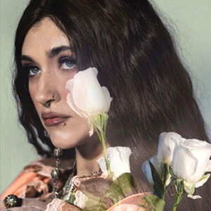 Porträt der Sängerin Sierra Ferrell mit drei weißen Rosen im Vordergrund