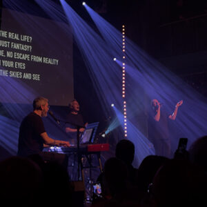 Sing dela Sing Mitsing-Konzert mit Live-Band und Lyrics auf der Leinwand