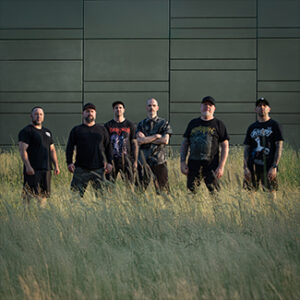 Die Band Despised Icon steht in einem Feld
