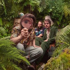 The Longest Johns hocken im Wald und schauen in die Kamera