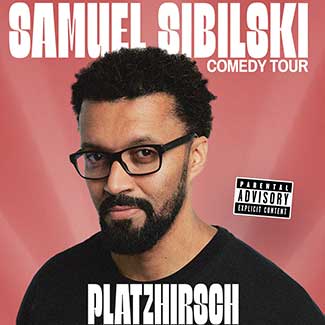 Samuel Sibilski im Porträt vor einem roten Hintergrund